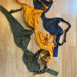 Like new CUUP plunge bra trio with mesh wash bag